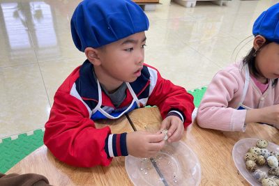 HOẠT ĐỘNG TRẢI NGHIỆM: BÓC TRỨNG CHIM CÚT