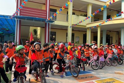 HỘI THI ĐUA XE CÙNG CÁC CUA RƠ NHÍ